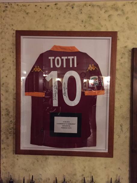 Lo Yeovil ha un portafortuna particolare: una maglia autografata di Francesco Totti